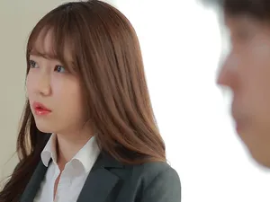 Eva elfie gạ một chàng trai số hưởng ở quán bar vào toilet