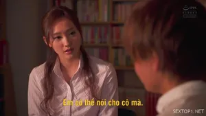 Sự cám dỗ chết người của người phụ nữ trẻ trong sáng chính là đam mê của người phụ nữ trẻ tốt bụng. Cô ấy cởi một nửa quần tất và xoa mông, ngồi xổm và bịt miệng, giơ chân lên để bịt âm hộ.