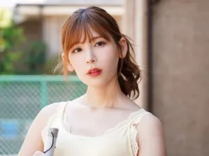 Nữ cosplayer thất nghiệp ở nhà tự sướng thì anh shipper đến giao hàng nhìn thấy