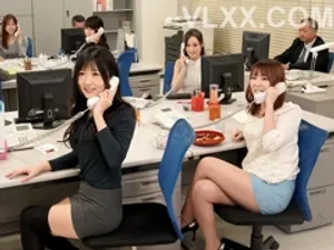 Nữ kỹ thuật viên: Đừng vỗ mặt tôi nữa, tại sao anh lại phải hôn tôi? Em cảm thấy không thoải mái khi anh vỗ về em. Nam: Không, chúng ta chỉ quan hệ tình dục thôi, được không? Cuộc đối thoại thật tuyệt vời!